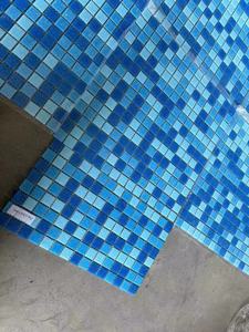 <span class=keywords><strong>Piastrelle</strong></span> a Mosaico in Vetro Termofusibile 20x20 dal Design Moderno per Piscine e Pareti di Hotel con Caratteristica Effetto Parquet - Product Image 2