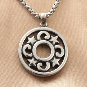 จี้กลมกลวงสแตนเลสสตีลลายดาว สร้อยคอผู้ชายสไตล์เรโทรพังก์ รุ่น 19038 - Product Image 1