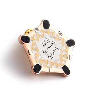 Pin de Esmalte Suave Dorado con Patrón de Grafiti Pentagonal de Marca Privada, Insignia Metálica Personalizada - Product Image 2