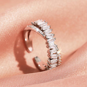 Anello da Cocktail T0669 per Donna con Zirconia Cubica Taglio Smeraldo e Incastonatura a Canale, Anelli di Moda per Matrimonio - Product Image 1