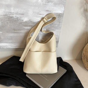 Sac à bandoulière simple et à la mode pour femme, sac à main décontracté et polyvalent de grande capacité, sac seau de couleur unie pour les trajets quotidiens - Product Image 5