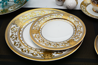 Service de table en porcelaine royale de 98 pièces, vente chaude, vaisselle moderne de luxe, décoration en or en relief, vaisselle en porcelaine osseuse