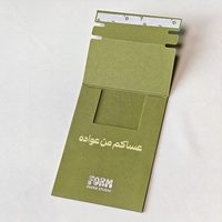 Sobre de Papel de Algodón Grueso con Logotipo de Marca Personalizado, Diseño EID Arabia, Color Verde Salvia, con Estampado Plateado en Relieve y Tira Desprendible