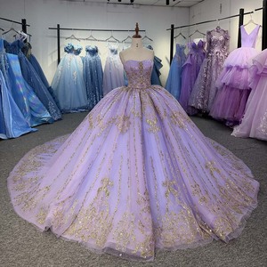 Robe de bal Quinceañera Dy6999 avec broderies dorées lavande, appliques florales baroques sur les épaules, dentelle et jupe en tulle scintillant style Watteau pour soirée - Product Image 3