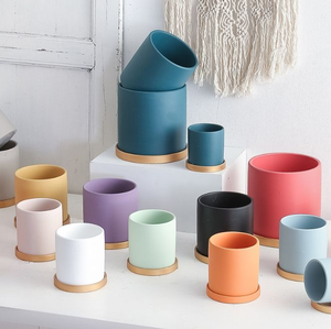 Grands et petits pots à fleurs en terre cuite faits à la main, adaptés au jardinage intérieur et extérieur et à la décoration - Product Image 1