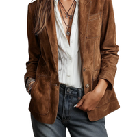 Veste en daim marron élégante pour femme, collection automne 2026, avec poches et fermeture boutonnée