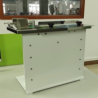 Machine d'étiquetage semi-automatique pour les coins des boîtes en carton et les étiquettes inviolables
