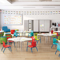 Meubles d'école modernes en bois, ensemble de bureaux et de chaises pour les élèves, salle de classe d'activités