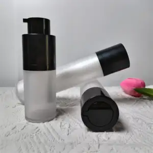 Personalizzato 15ml 30ml 50ml vuoto di plastica smerigliato bottiglia bianca doppia parete di lozione siero senz'aria con pompa nera