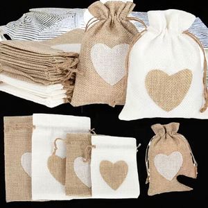 Sacs à cordon en toile de jute et lin en forme de petit cœur, vente en gros, pour emballage de bonbons et cadeaux de mariage et d'anniversaire - Product Image 3