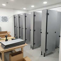 Cloisons de toilettes publiques durables en panneaux HPL ignifuges et imperméables pour écoles, hôtels, hôpitaux, aéroports et centres commerciaux