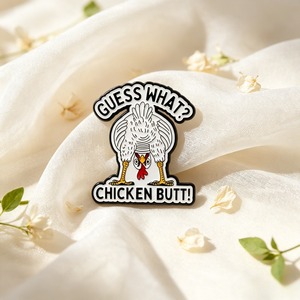 Divertido broche esmaltado de aleación de zinc con diseño de nalgas de pollo de dibujos animados, pin de solapa decorativo para mochila, sombrero, ropa, regalo - Product Image 1