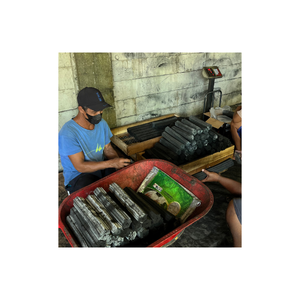 Découvrez un grilage exceptionnel avec nos charbons de bois noirs en forme de briquettes, à faible teneur en cendres (1,0%-3,0%), pour des barbecues savoureux. - Product Image 6