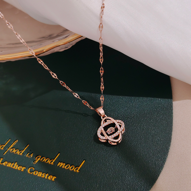 Collier en acier titane H105, pendentif en cuivre