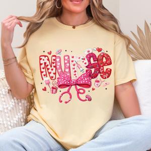 Термотрансферный DTF-принт «Валентинская медсестра»: готовый к нанесению на одежду и кружки, с эффектом фальш-пряжи, вязаный стетоскоп, бантик, цветочный узор. - Product Image 6