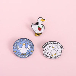 Broche en émail fille dessin animé mignonne et amusante Betty Tan Divino avec citation, accessoire badge métallique, vente chaude - Product Image 2