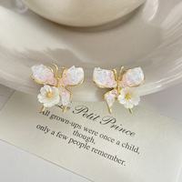 Boucles d'oreilles clous en forme de fleur de coquillage papillon en cristal bleu rose dégradé, avec papillon creux doré incrusté et breloque fleur en pierre naturelle