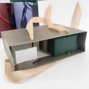 Bolsas de Regalo Grandes y Resistentes de Papel Blanco para Toda Ocasión, Bolsas de Regalo con Asas Impresas en Flexografía de Estilo Clásico - Product Image 4