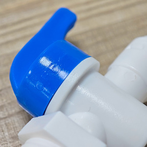 Válvula de bola de 4 a 2 puntos con rosca externa para purificador de agua, conector de tubería de PE de 1/2 pulgada, presión de funcionamiento de 100 Psi - Product Image 1