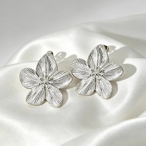 Boucles d'oreilles clips en acier inoxydable couleur or 18 carats, hypoallergéniques, motif floral texturé, pour femmes - Product Image 4