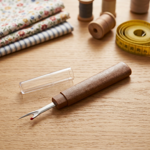 DK-715, Grand découseur avec boule rouge et manche marron - Product Image 2