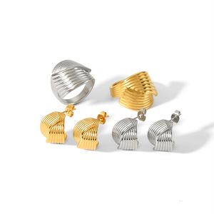 Ensemble de boucles d'oreilles géométriques en acier inoxydable, clous plaqués or 18 carats, bijoux unisexes tendance pour les soirées - Product Image 5