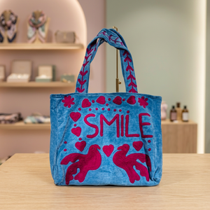 กระเป๋าโท้ทกำมะหยี่สีน้ำเงินสั่งทำขายส่ง พร้อมลายปักอักษร SMILE สีแดง รูปหัวนกพิราบ หัวใจ และลายดอกไม้สุดเก๋ - Product Image 1