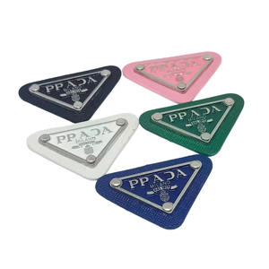 Ciondoli Metallici Triangolari Bianchi e Neri 48x30mm per Decorazione Fai-da-Te di Borse, Custodie per Telefoni, Portachiavi e Portafogli - Product Image 5