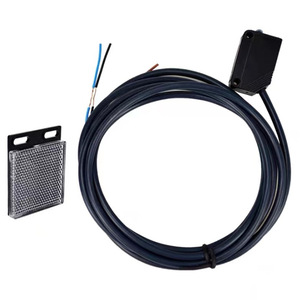 E3Z-R61 เซ็นเซอร์โฟโตอิเล็กทริคแบบออปติคอล แบบสะท้อนแสง NPN พร้อมตัวสะท้อนแสง ปรับระยะได้สูงสุด 2.5 เมตร - Product Image 1