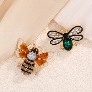 Broche de abeja de aleación de zinc con cristales, pin de insecto para mujer, accesorio de moda para fiestas - Product Image 3