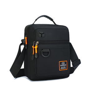 Bolso de pecho para hombre Yanming, de tela Oxford, negro, ligero, moderno, bandolera para viajes de ocio, primavera 2025 - Product Image 2