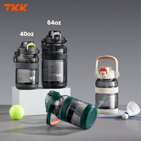 Bouteille de sport en Tritan plastique de 1,9 L avec logo personnalisé, poignée enveloppée de silicone, gourde d'eau anti-fuite d'un demi-gallon pour le camping et les voyages