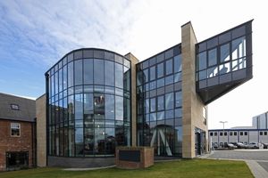 Plaquette de parement décorative en aluminium perforée pour murs rideaux extérieurs perforés façade métallique solide - Product Image 4