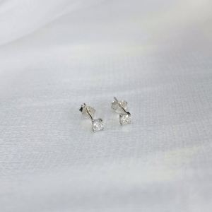Aretes Pequeños y Delicados Dylam Hipoalergénicos de Plata de Ley 925 con Baño de Rodio y Circonita 5A para Mujeres y Niñas - Product Image 5