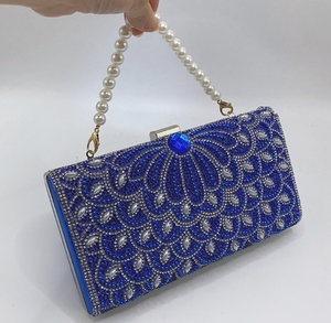 Pochette de soirée élégante en satin noir avec poignée en perles et pompon, sac à main pour mariage et bal de promo - Product Image 3