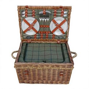 Cesta de Picnic Burghley para 4 Personas, Mimbre Verde Tweed, Cubiertos de Acero Inoxidable, Platos de Porcelana, Diseño Elegante y Práctico para Comer al Aire Libre - Product Image 1