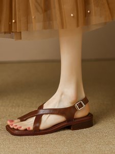 Kadınlar İçin Niş Tasarım Çapraz Askılı Roma Sandaletleri Yaz 2025 Yeni Retro Kahverengi Düz Açık Burunlu Düz Plaj Ayakkabıları Moda Trendi - Product Image 3