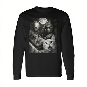 Camiseta de manga larga con estampado de gato haciendo selfie con Bigfoot y alienígena jugando ajedrez - Product Image 2
