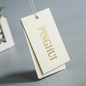 Étiquettes suspendues en papier plié avec estampage à chaud or, personnalisées pour vêtements, marque de vêtements sur mesure - Product Image 1