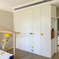 Armoire à vêtements pour enfants, portes coulissantes personnalisées du sol au plafond, design moderne, rangement pour chambre d'enfant avec étagères réglables