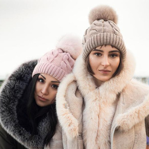 Nouveau design – Bonnets décontractés en acrylique tricoté épais et chaud avec <span class=keywords><strong>pompon</strong></span> pour <span class=keywords><strong>femme</strong></span> – Collection automne-hiver du fabricant - Product Image 1