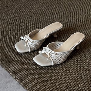 Mules de Tacón Bajo con Punta en Pico al por Mayor de Fábrica - Sandalias Slingback de PU Patentado con Logotipo Personalizado y Detalles Metálicos - Product Image 3