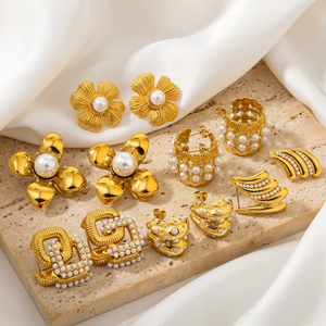 Juego de Aretes de Perlas de Acero Inoxidable Chapado en Oro PVD de 18K JUSNOVA, Aretes de Botón con Forma de Corazón y Flor Vintage, Resistentes al Agua, Joyería que No se Deslustra - Product Image 1