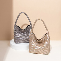 Tas Tote PU Anyaman Poliester Warna Champagne Gold Model Gun Same Style dengan Gantungan Bintang, Kapasitas Besar, Fashionable, Selempang