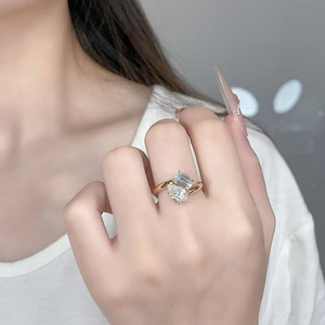 Anello con Diamante da Laboratorio Certificato IGI, Taglio a Goccia e a Pera, Smeraldo, con Cristallo Solare a 2 Pietre, Montatura Artistica in Oro Giallo 18K - Product Image 3
