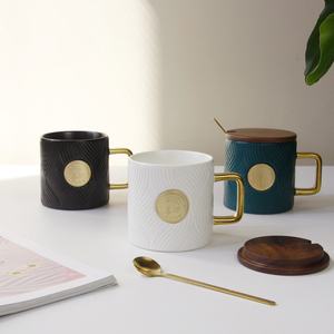 Sello con Logotipo Personalizado para Diseñar <span class=keywords><strong>Tazas</strong></span> <span class=keywords><strong>de</strong></span> Cerámica con Placas <span class=keywords><strong>de</strong></span> Cobre en Relieve y Asa Dorada para Parejas, Regalos Personalizados - Product Image 1