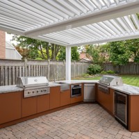 Îlot de cuisine extérieur en acier inoxydable en forme de U Hyrley OEM Terracotta avec double barbecue à gaz et réfrigérateur pour les patios de villas