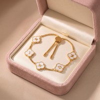 Nouveau style, bracelet à lettres très tendance, personnalisé en acier inoxydable plaqué or, avec pendentif trèfle et initiale, pour femme