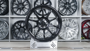 Cerchi Forgiati OEM ODM Personalizzati da 18 Pollici Nero Lucido per Auto Passeggeri, Cerchi Forgiati per <span class=keywords><strong>Bugatti</strong></span> Chiron - Product Image 2