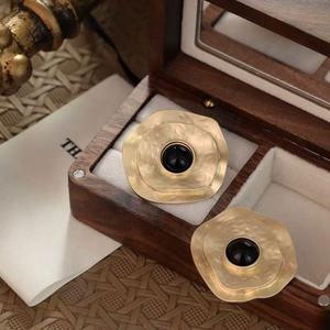 Boucles d'oreilles créoles excentriques de style vintage européen et américain, texture métallique lourde, style médiéval pour femmes - Product Image 5